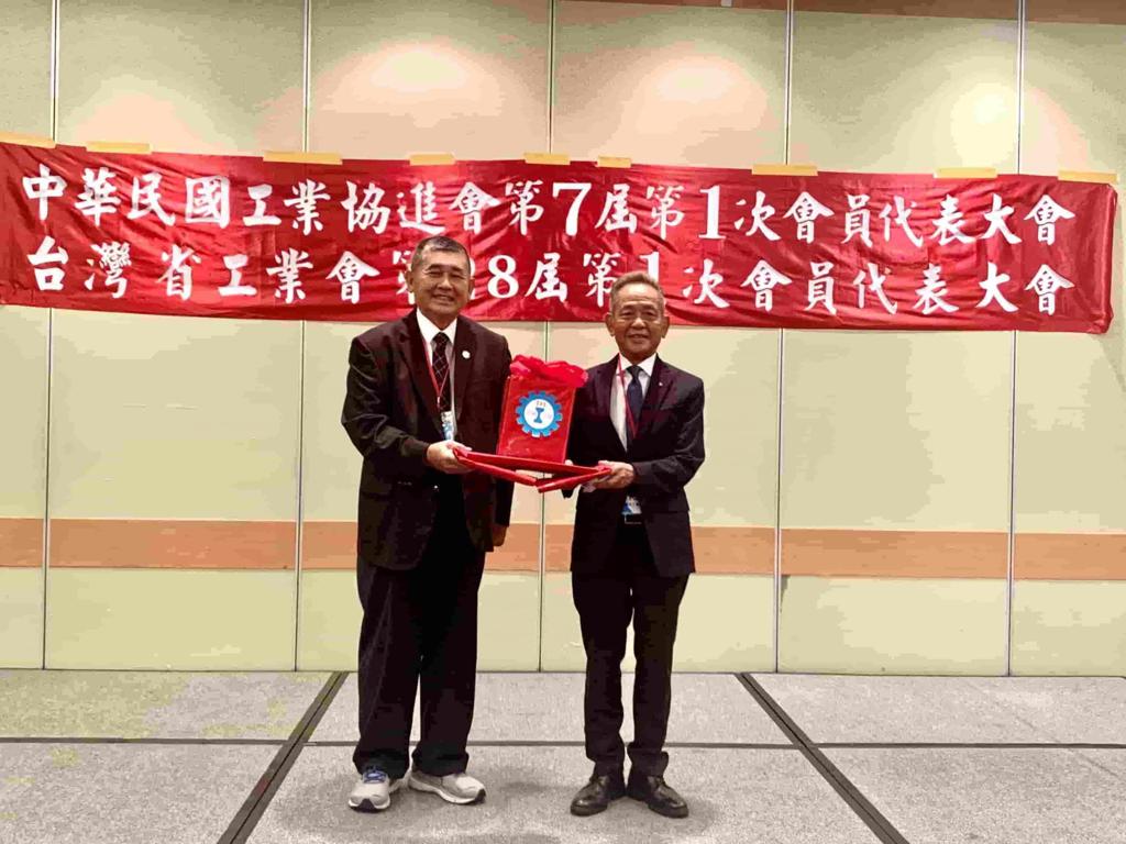 葉政彥(右)高票當選第七屆中華民國工業協進會新任理事長。圖／簡立宗