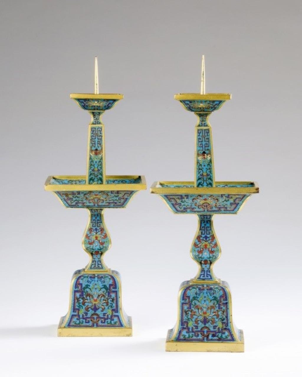 LOT1059「清乾隆 掐絲琺瑯蓮紋燭台 一對」,H44.5公分,預估價範圍新台幣60萬至120萬。圖/帝圖藝術拍賣提供