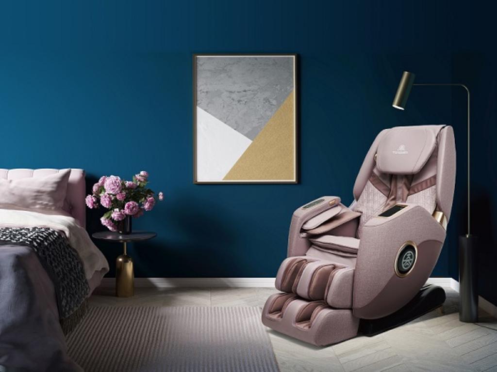 「愛舒服iVoz沙發椅」小巧省空間，搭載智能聲控系統輕鬆操作，讓全身釋壓，生活能量再次回充。圖／業者提供