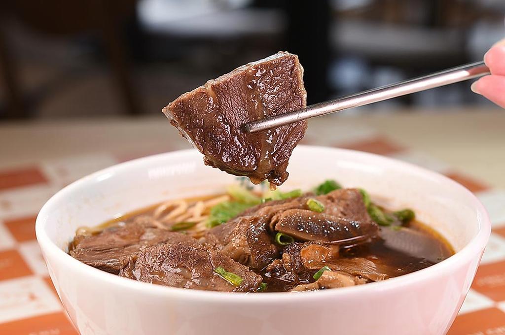〈九初〉的〈醬燒牛肉麵〉,有二塊〈帶骨牛小排〉。圖/姚舜