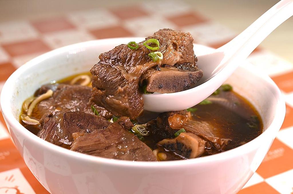 除〈帶骨牛小排〉外,〈九初〉的〈醬燒牛肉麵〉還有滷煮入味、富含膠質的牛頰肉。圖/姚舜
