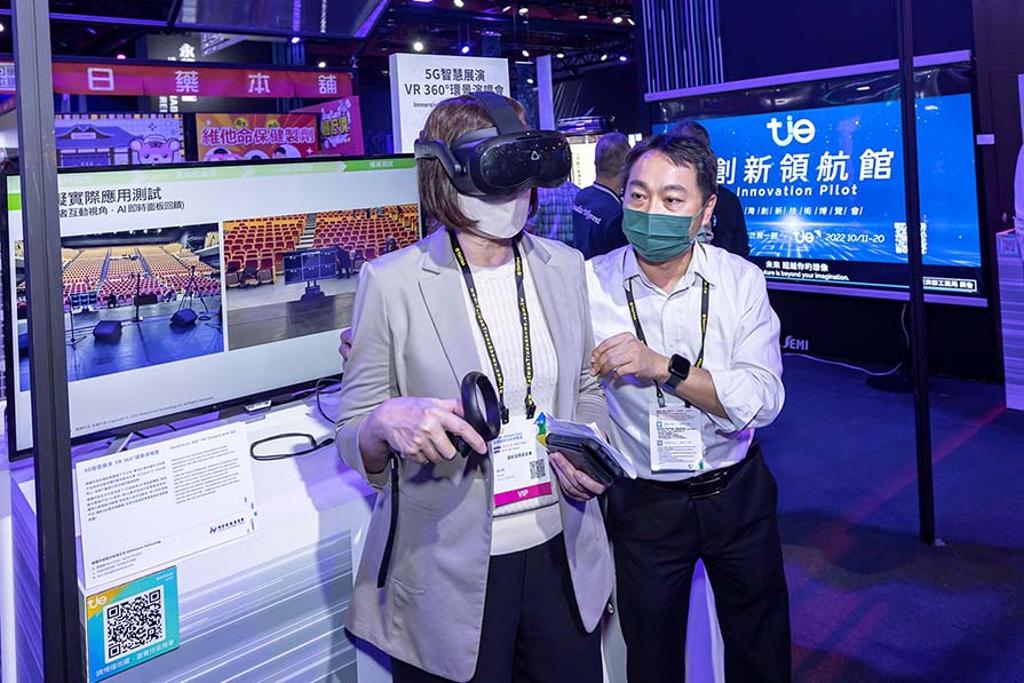 國發會副主委高仙桂（左）親臨2022TIE會場體驗5G智慧展演VR 360°環景演唱會。圖／亞洲・矽谷計畫執行中心提供