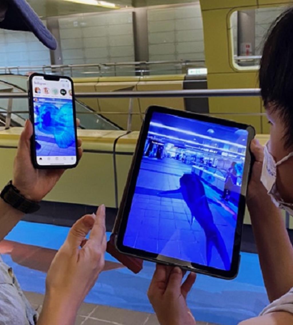 實境共創與臺北捷運合作推出「AR STATION 捷運南京復興站」，來往乘客可使用手機或平板進入逼真的AR擴增實境。圖／實境共創提供