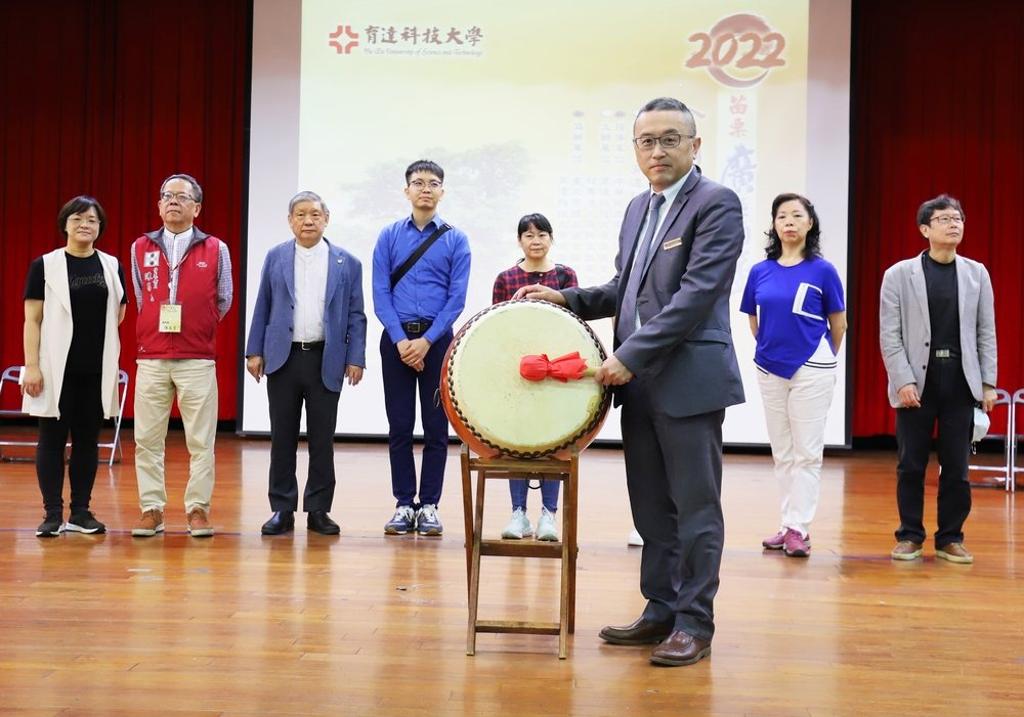 「2022苗栗廣秀盃全國圍棋公開賽」由校長黃榮鵬擊鼓宣佈比賽開始。育達科大提供