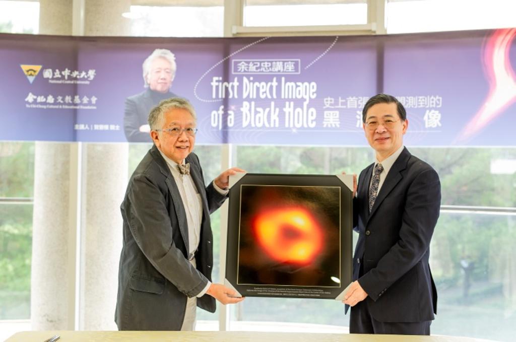 人類史上第一張黑洞影像，彌足珍貴，由賀曾樸院士（左）致贈給中央大學，由綦振瀛副校長（右）代表接受。圖/中央大學提供