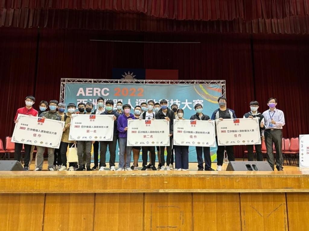 AERC 2022亞洲機器人大賽，龍華學子囊括28獎，無人機智能編程挑戰賽事全國稱雄。圖/龍華提供