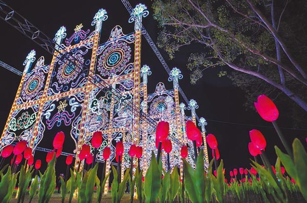 屏東縣民公園燈區以「巴洛克藝術」為主題，主燈「南境之光」讓觀賞者彷彿置身歐式宮廷。圖／屏縣府提供