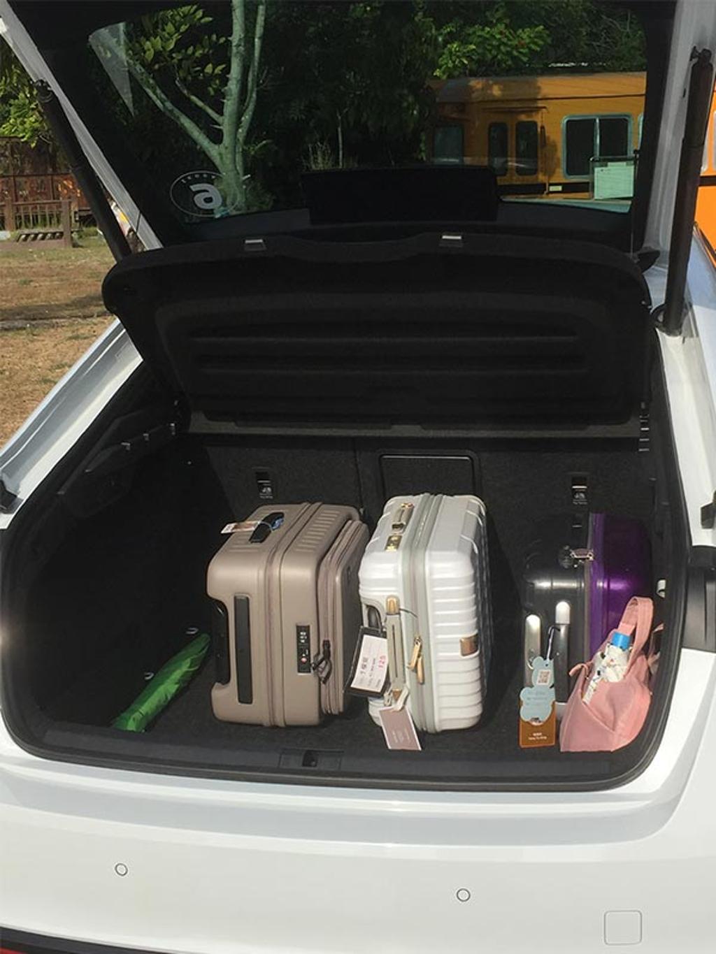 試駕之OCTAVIA RS五門斜背型行李廂置物空間多達600公升。圖／于模珉