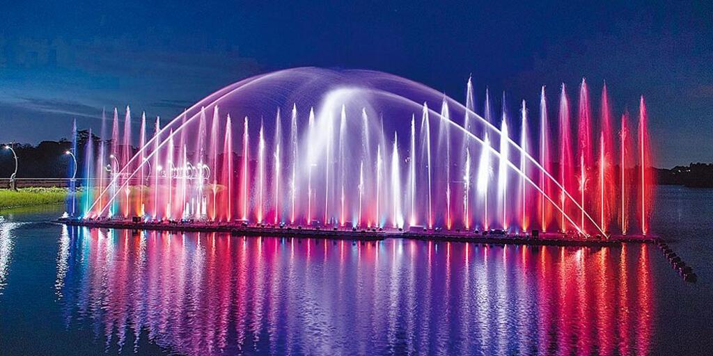 嘉義市蘭潭音樂噴泉，夜色炫麗迷人。圖／嘉義市政府提供