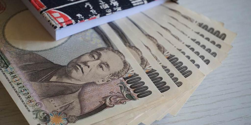 日央行宣布維持超寬鬆政策，日圓兌美元大跌。圖／美聯社