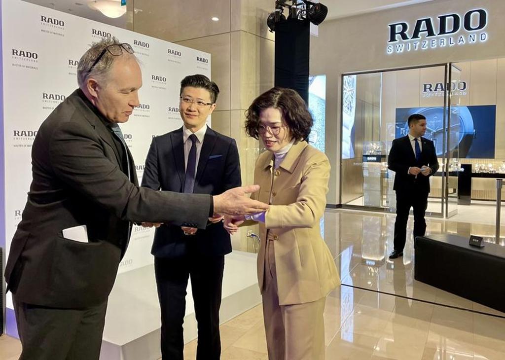 RADO雷達表101展旗艦店，朱麗文右與RADO全球總裁左相見歡。圖／李麗滿