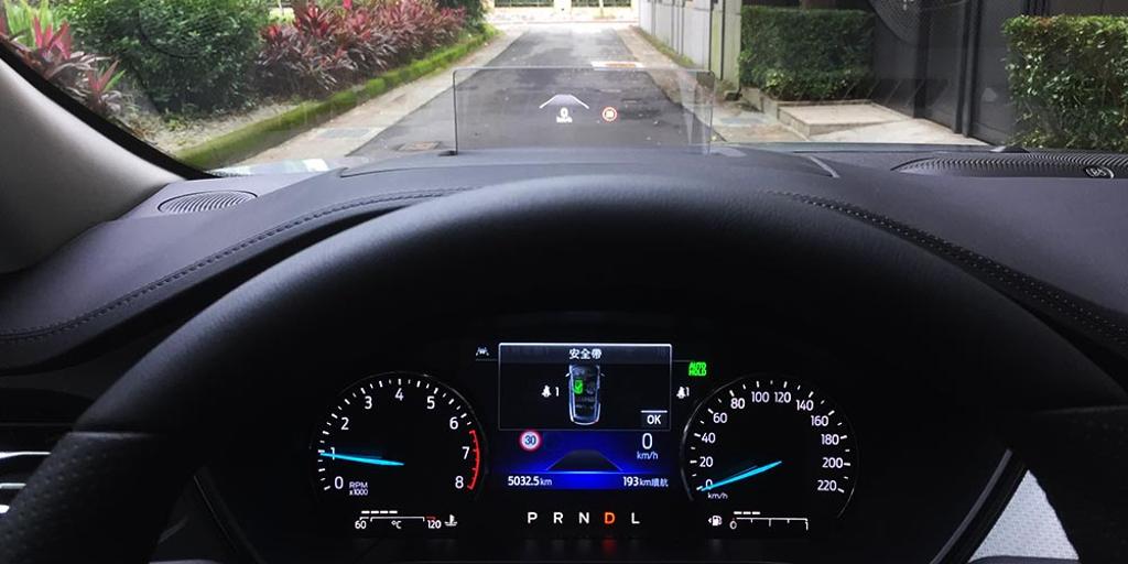 試駕車標配HUD全彩抬頭顯示器，對提升駕馭直覺化操控大有助益。圖／于模珉