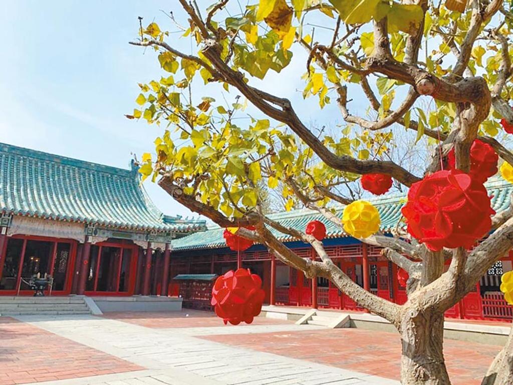 台南市文化局在各古蹟景點布置吊飾增添新春喜氣。圖／台南市文化局提供