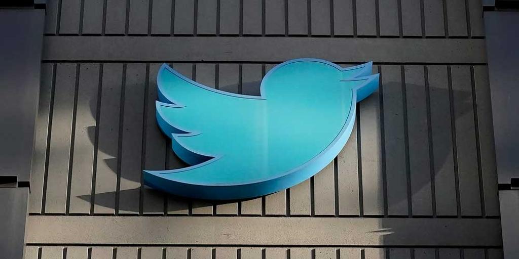 推特總部辦公資產拍賣落下帷幕，其標誌性的「小藍鳥」雕像最終以10萬美元成交。圖／美聯社