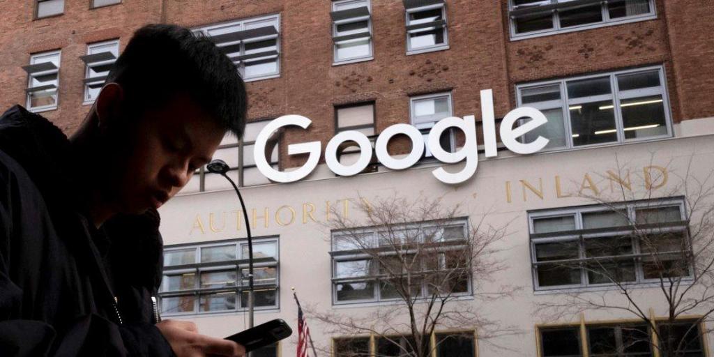 Google母公司Alphabet才剛全球裁員6%，砍掉約1.2萬名員工，現在又傳出連年終獎金都要分期。圖／美聯社