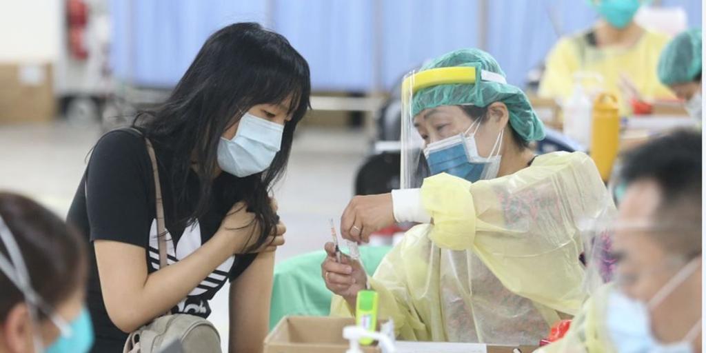 台北市新冠疫苗接種預約平台，即日起至27日上午9時至晚間9時開放預約，提供逾7.7萬個名額，並於1月30日至2月5日接種。圖／本報資料照片