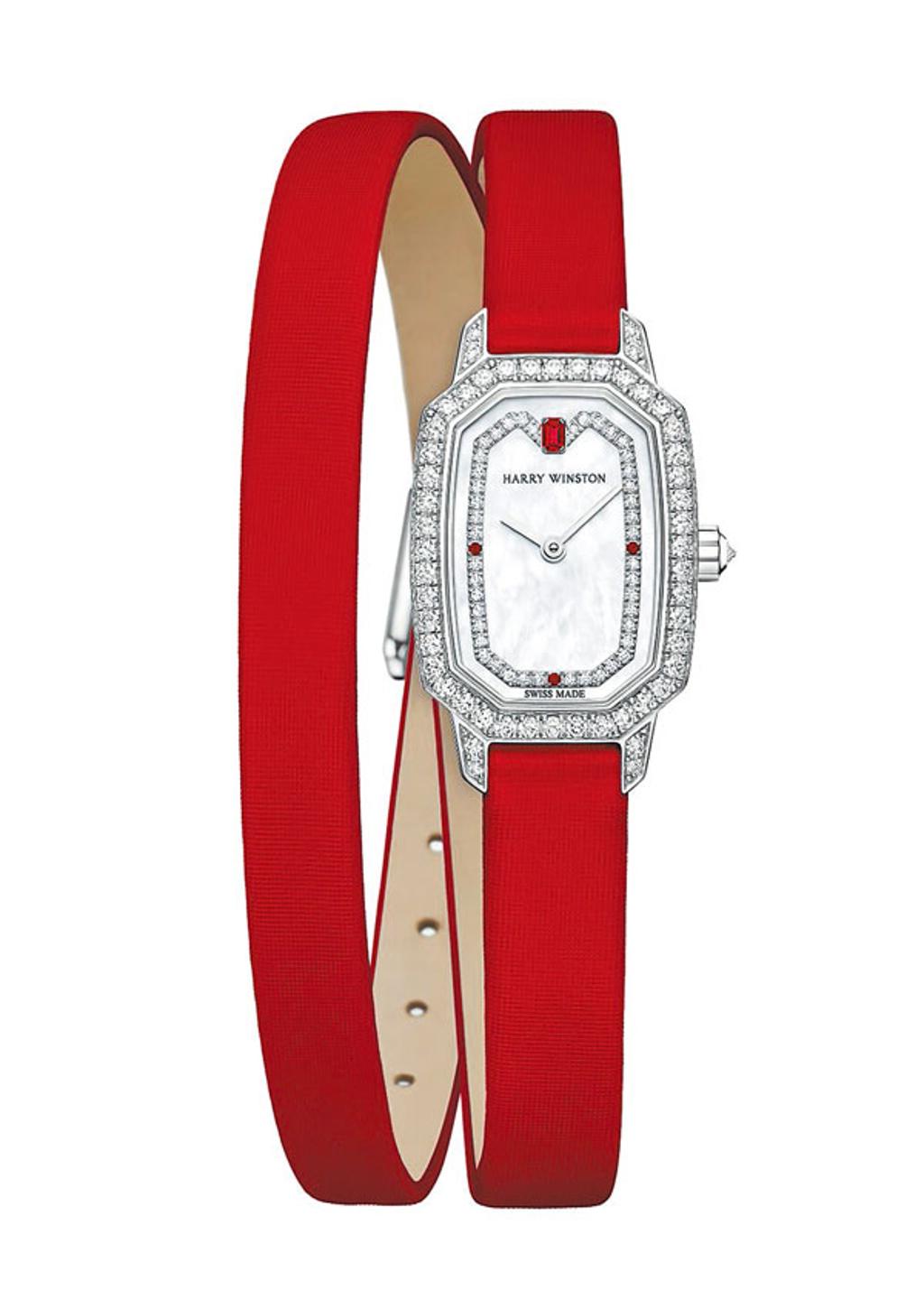 海瑞溫斯頓在年節推薦印記Emerald系列腕表，紅色緞表帶，十分喜氣。圖／Harry Winston提供