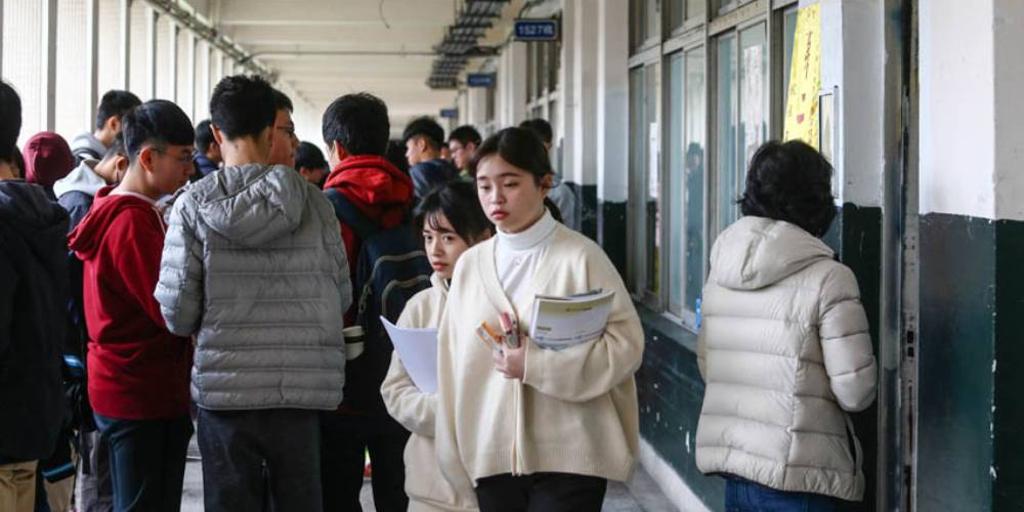 有網友發問探討如今台灣薪資M型化有點像南韓，且即便不是頂尖大學，只要成為工程師薪資就是高文組一等，是否無論如何都要讓小孩讀理組。圖／本報資料照片