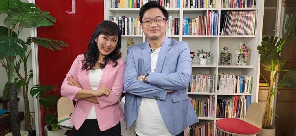 導演華慧瑩(左)跨行主持做到「響叮噹」，受訪來賓為國家影視聽中心執行長李智仁(右)。圖／人物響叮噹提供 
