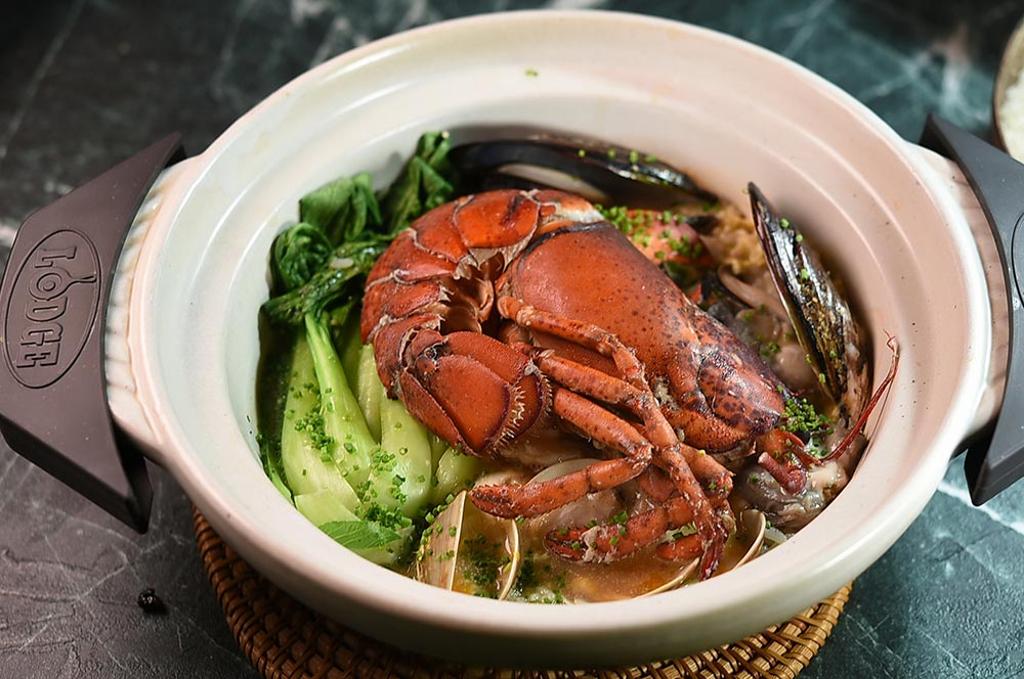 〈白松露法式海鮮龍蝦雜炊〉是以波士頓龍蝦、馬祖淡菜、生態養殖蛤蜊，以及宜蘭雪福米一起用龍蝦高湯炊煮，現刨白松露則奢華了風味。圖／姚舜