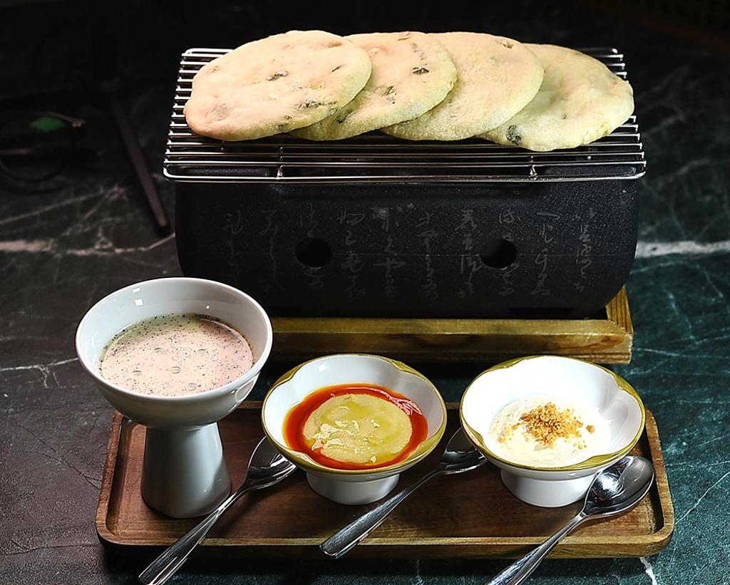 〈gubami手作蔥餅搭配三種招牌蘸醬〉是以揉入三星蔥烤製的中東袋餅，搭配蒜酥辣優格（左起）、紅油鷹嘴豆泥醬與白松露雙味起司醬。圖／姚舜