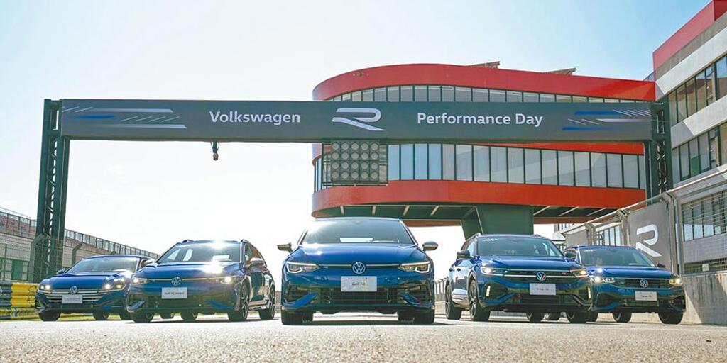 Volkswagen R Performance Day去年假台中國際麗寶賽車場舉辦，集結品牌高性能車款，由掀背鋼砲The Golf R領軍（中），率The Arteon 430 TSI R-Line Performance（右起）、The Golf R Variant、The T-Roc R、The Tiguan R釋放極速之感。圖／台灣福斯提供