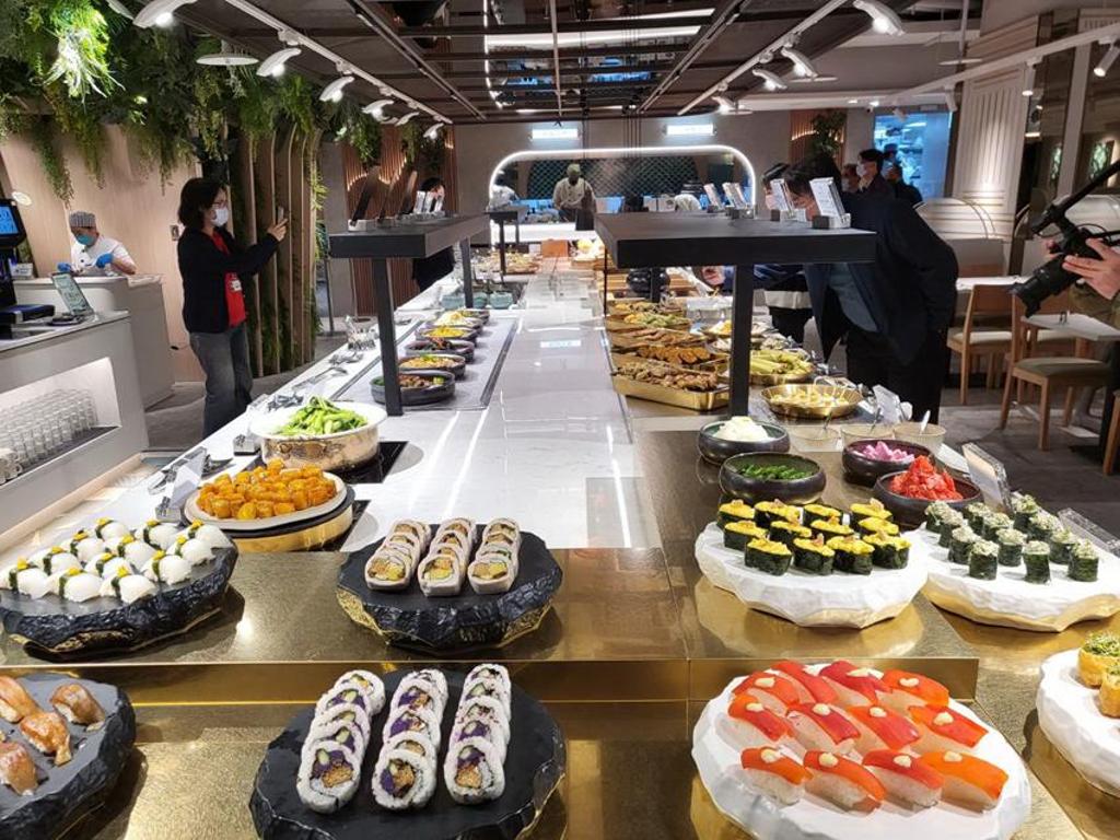 人氣蔬食Buffet「果然匯」天母店開幕，餐台上有多國豐盛料理美饌。圖／饗賓餐旅提供
