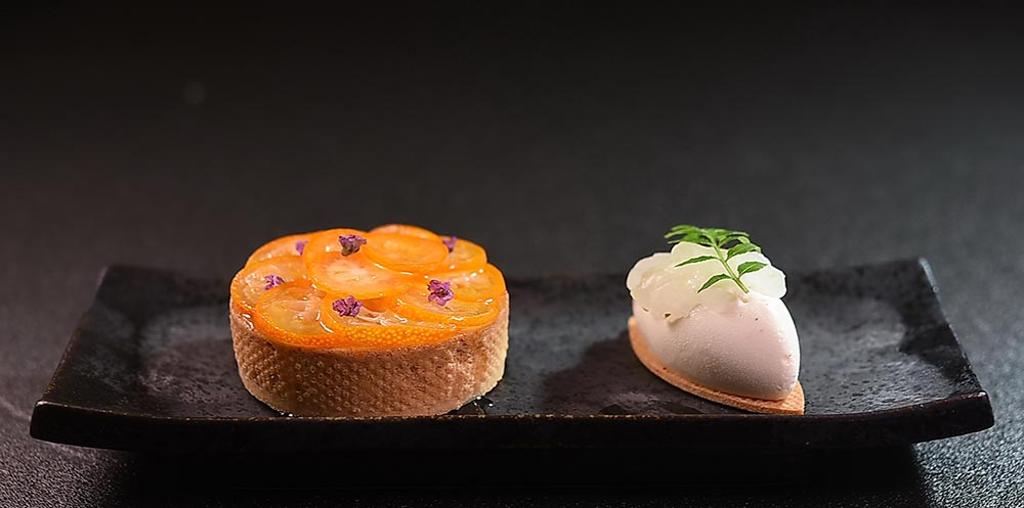 〈宮崎名物豐味套餐〉的甜點〈完熟金桔塔〉（左）與〈檸檬燒酌凍香草冰淇淋〉。圖／姚舜