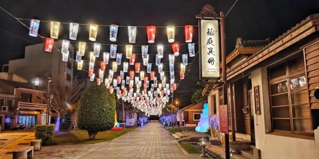 ▲桂花巷藝術村美麗的花燈廊道是夜間最大看點。圖／行遍天下提供