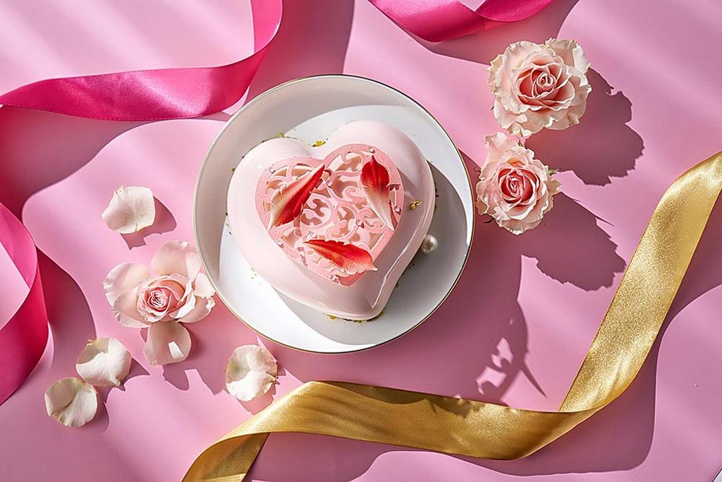 台北福華大飯店推出「Je t’aime』情人節甜點蛋糕799元，融合台灣在地食材紅心芭樂製成的香草巧克力慕斯，開啟甜蜜好食光。圖／台北福華大飯店