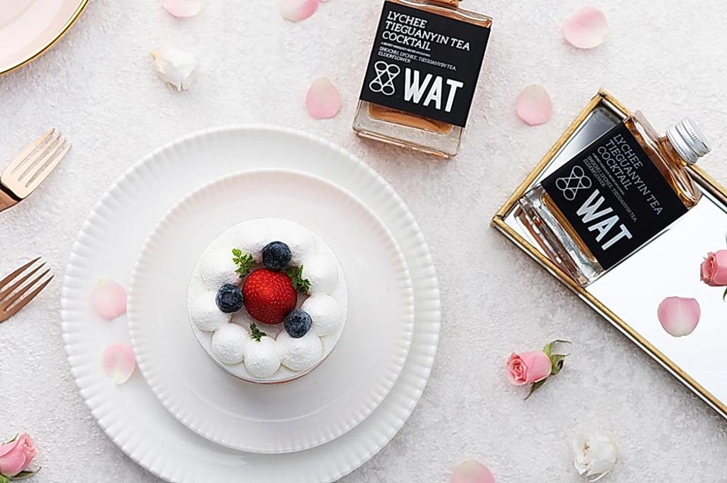 礁溪寒沐酒店推出「濃情美莓」情人節蛋糕為三吋草莓鮮奶油蛋糕，搭配WAT調酒四款選二，每組650元+10%。圖／礁溪寒沐酒店