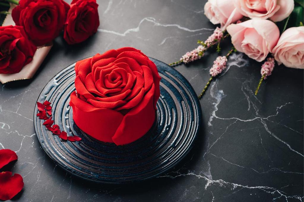 BAC推出擬真玫瑰花造型蛋糕「玫你不可」，上有職人手工捏製的24片巧克力擬真花瓣。圖／BAC