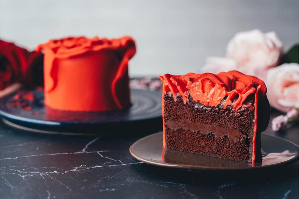 BAC「玫你不可」絕美擬真紅玫瑰造型蛋糕，濕潤的湯種巧克力戚風蛋糕中夾上柔滑不膩的生巧克力餡。圖／BAC
