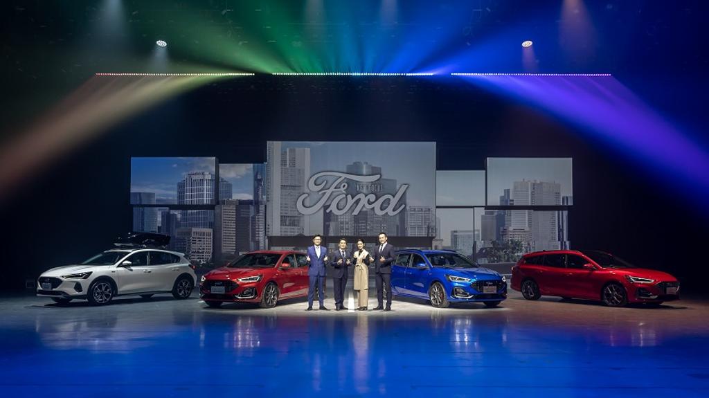 福特六和汽車行銷處長沈仁偉(左起)、總經理陳文芳、藝人林依晨、營銷服務副總黃煌文聯手發表New Ford Focus。圖／業者提供