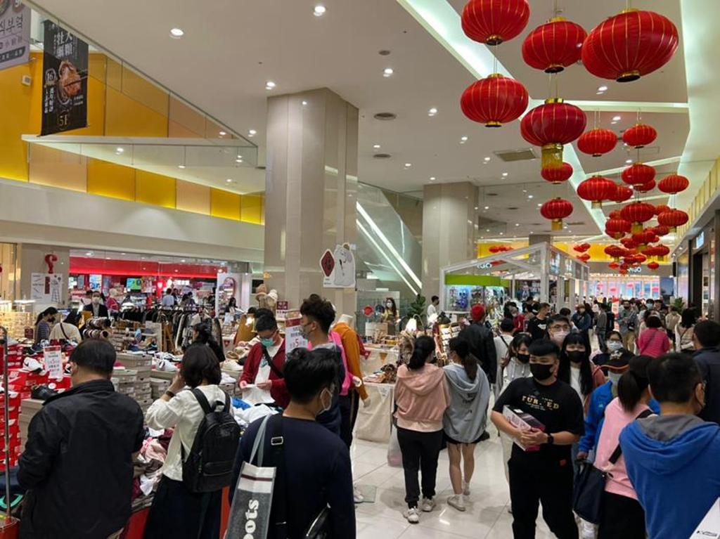 Global Mall屏東市店春節期間湧現人潮，買氣很旺。圖／環球購物中心提供