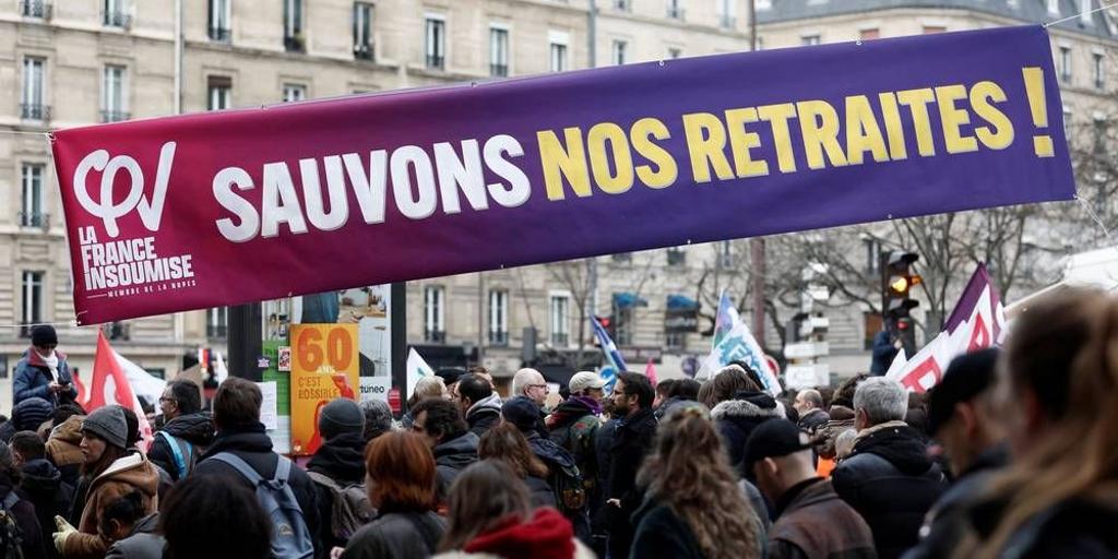 法國工會抗議馬克宏政府年金改革，1月31日發起第二波全國大罷工，127萬人上街怒吼。圖／美聯社