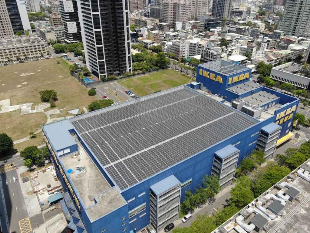 IKEA高雄店屋頂的太陽能發電系統，由台灣大根公司規劃與興建，採用2,000片同昱能源M6電池高效模組。圖/同昱提供 