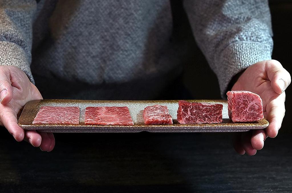 為優化牛肉口感風味，〈燒肉擔當〉的牛肉有五種切法，分別是：角塊（右至左）、厚切、牛五花切、姿切與薄切。圖／姚舜