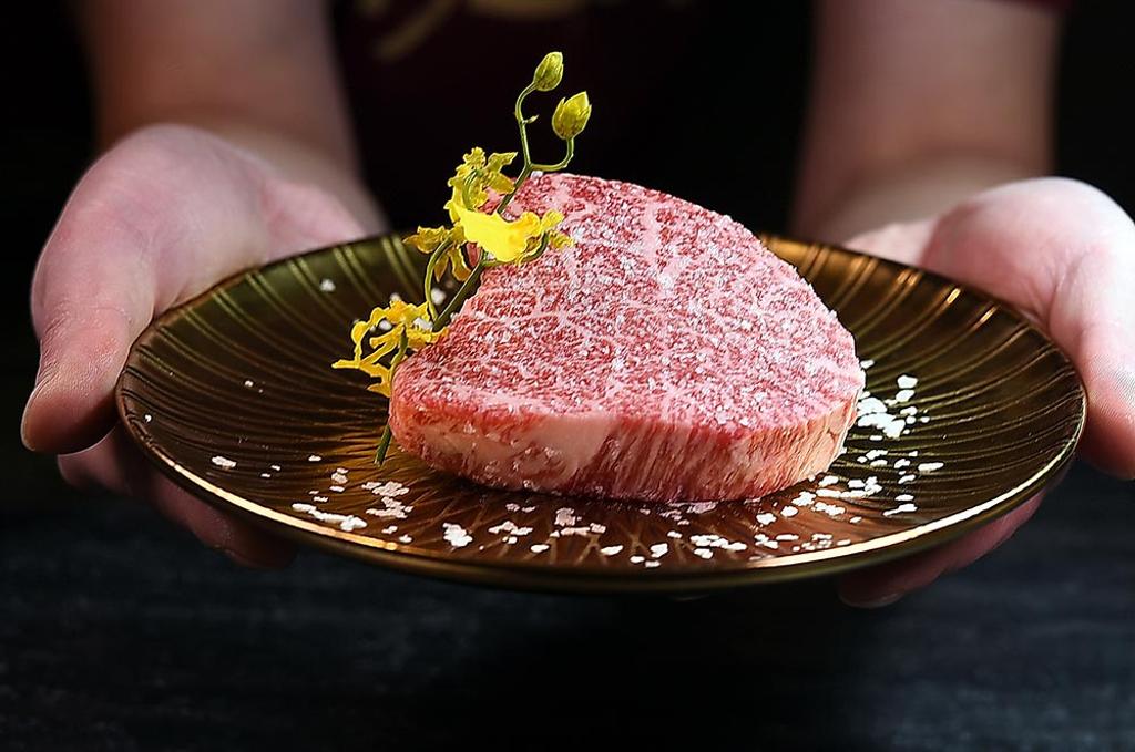 牛排與牛舌是高級燒肉店菜單上的「標配」，〈燒肉擔當〉牛排主攻日本和牛菲利中段的〈夏朵布里昂〉。圖／姚舜