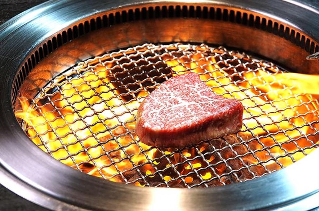 直火烤燒日本和牛〈夏朵布里昂〉時，空氣中會散發「和牛香」。圖／姚舜