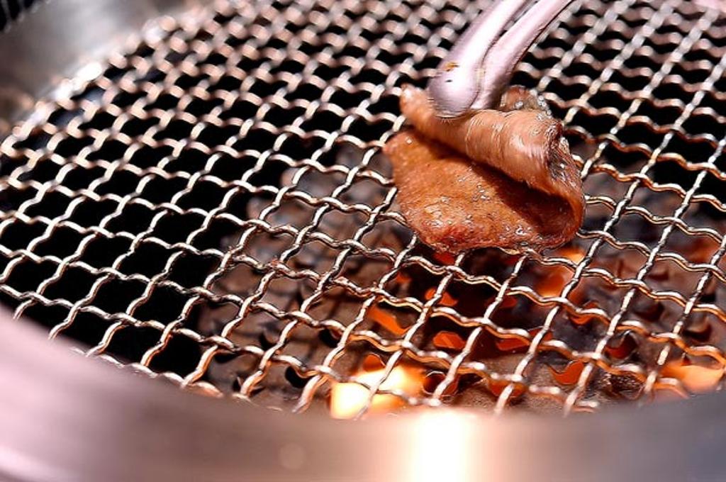 〈燒肉擔當〉的〈薄切鹽牛舌〉，烤到七分熟時會在烤網上對折，藉此保留肉汁不溢出。圖／姚舜