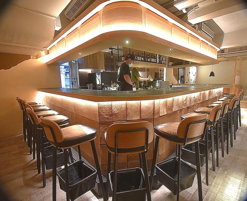 〈燒肉擔當〉的Dining Bar有18個客席座位，有8個烤爐。圖／姚舜