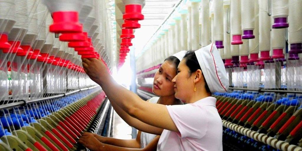 紡纖業者指出，目前台灣加工絲整體稼動率降至5成左右，不少廠商營運轉虧損。圖／新華社