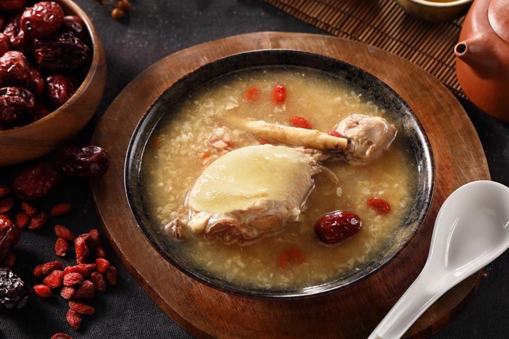 起家雞「蔘蔘做的雞湯」，以珍貴人蔘、紅棗、枸杞、糯米等中藥材細細熬煮。圖/業者提供