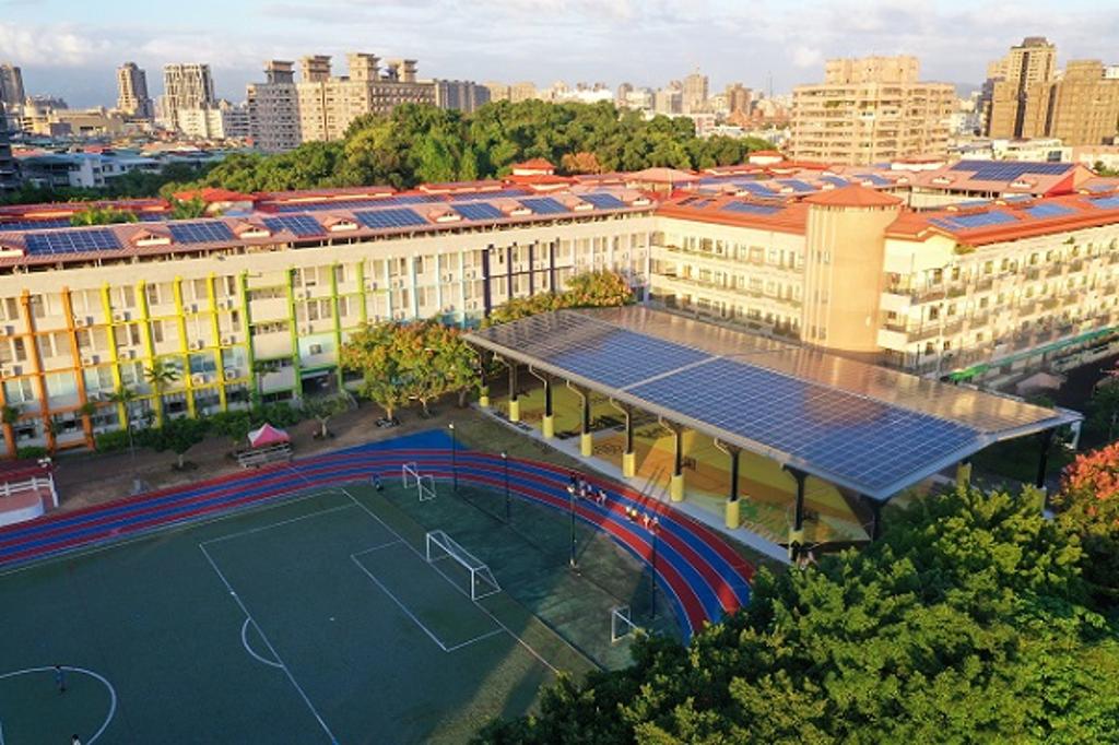 新北市自強國小光電球場與校舍屋頂完工俯視圖。圖／PGE太平洋綠能提供