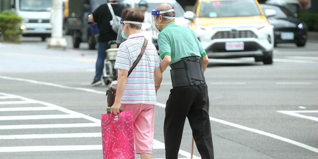 台灣即將進入超高齡社會，銀髮族保單需求日益增加。圖／本報資料照片