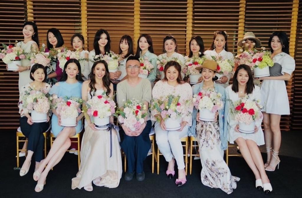 Lamorcom愛康品牌創辦人吳瀅瀅（前排左三）舉辦花藝活動，吸引多位成功女性共襄盛舉。圖／Lamorcom愛康提供