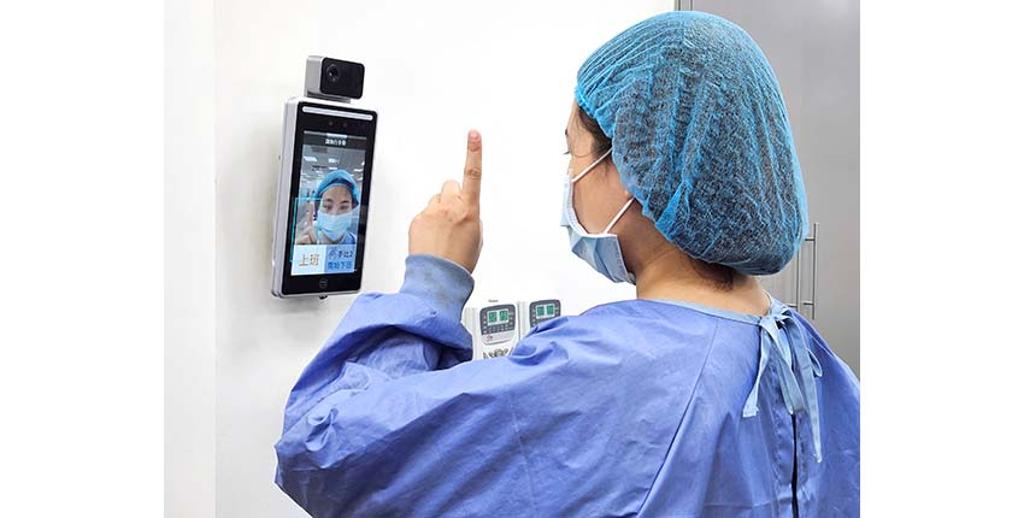 藉由手勢指令，手術室考勤管理完全零接觸。圖／研勤科技提供 