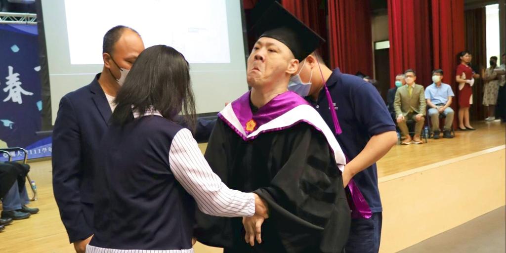 亞大畢業典禮，重度腦麻博士生陳銘哲獲「校長特別獎」成焦點。圖／亞洲大學提供