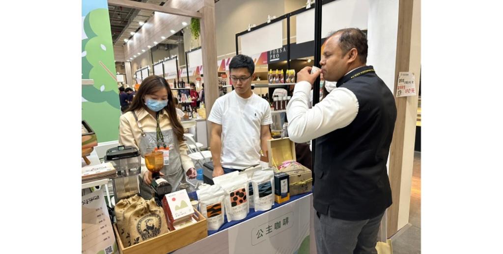 「公主咖啡」吸引外國買家現場品嚐。圖／花蓮縣政府提供